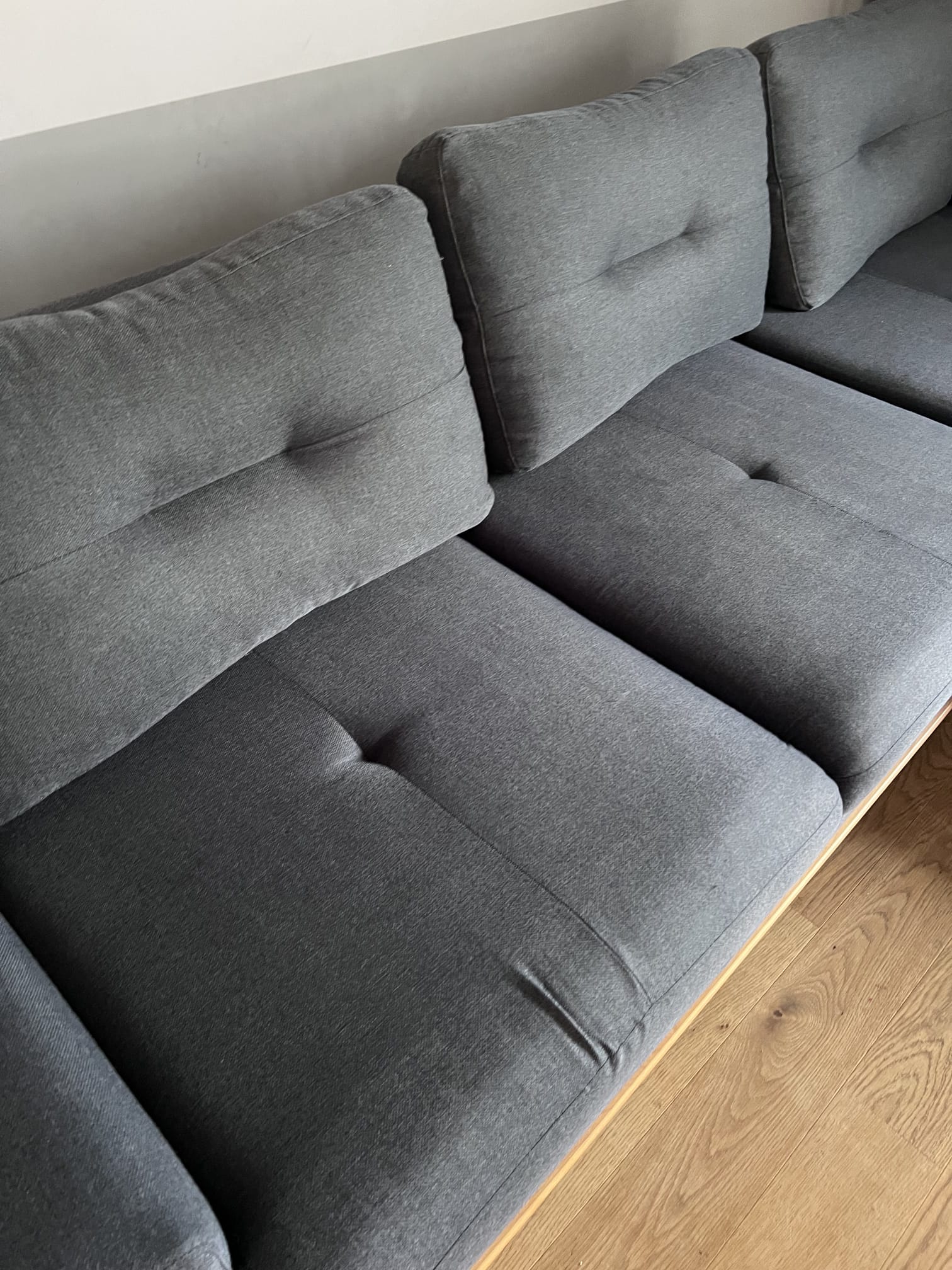 Brudny narożnik, zabrudzona kanapa, pranie tapicerki, plamy na kanapie, szara kanapa z plamami